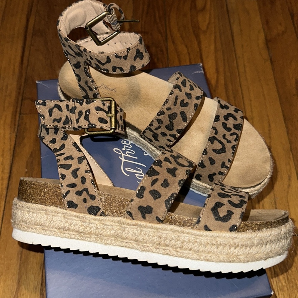 Universal Thread Platform Sandals